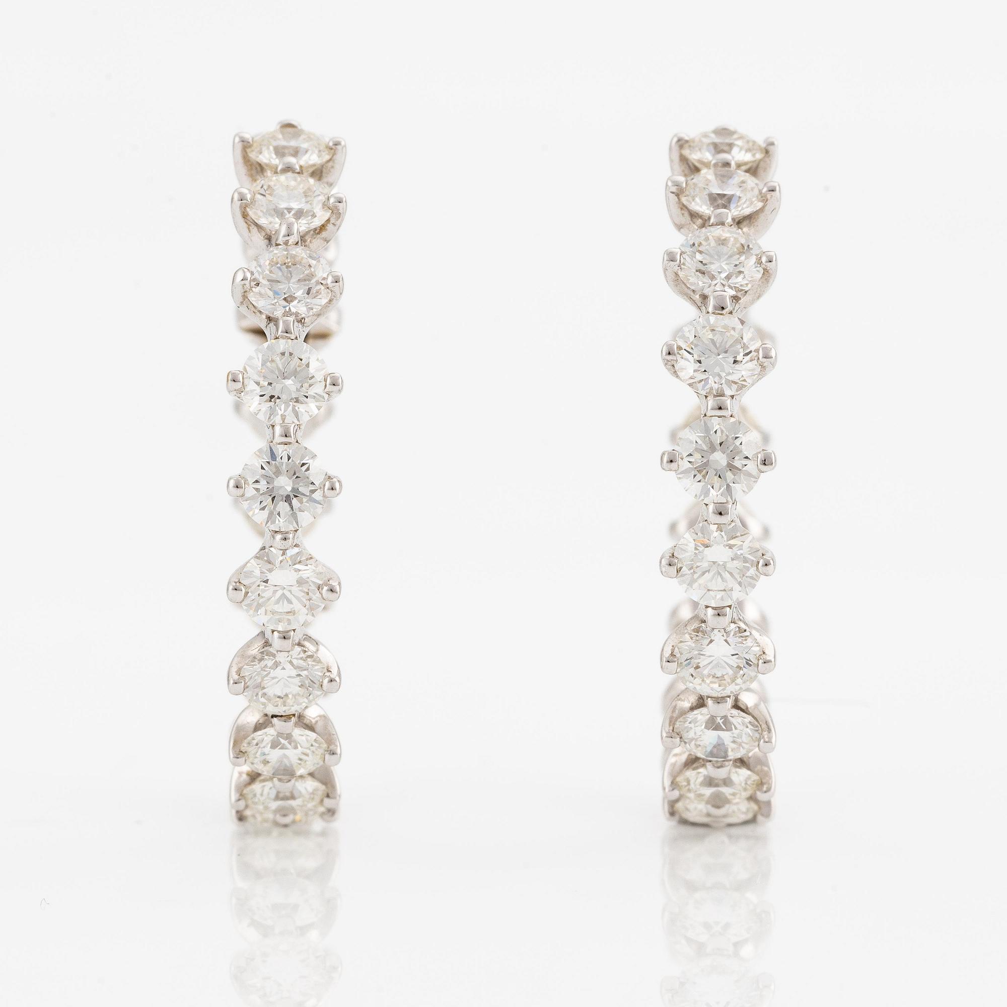 Ett par örhängen 18K vitguld med runda briljantslipade diamanter.