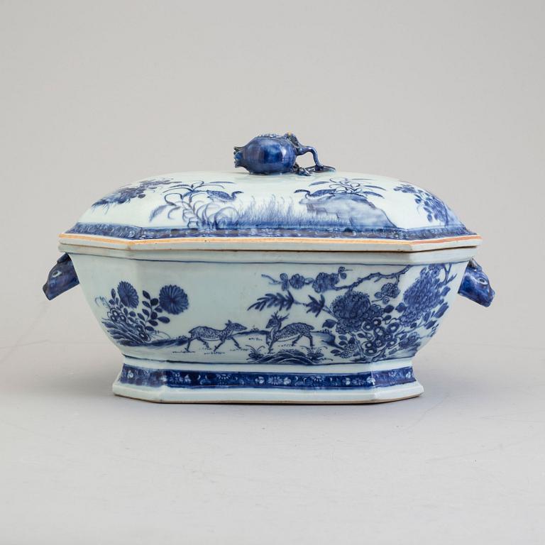 A blue and white export porcelain tureen with cover, Qing dynasty, Qianlong (1736-95).
