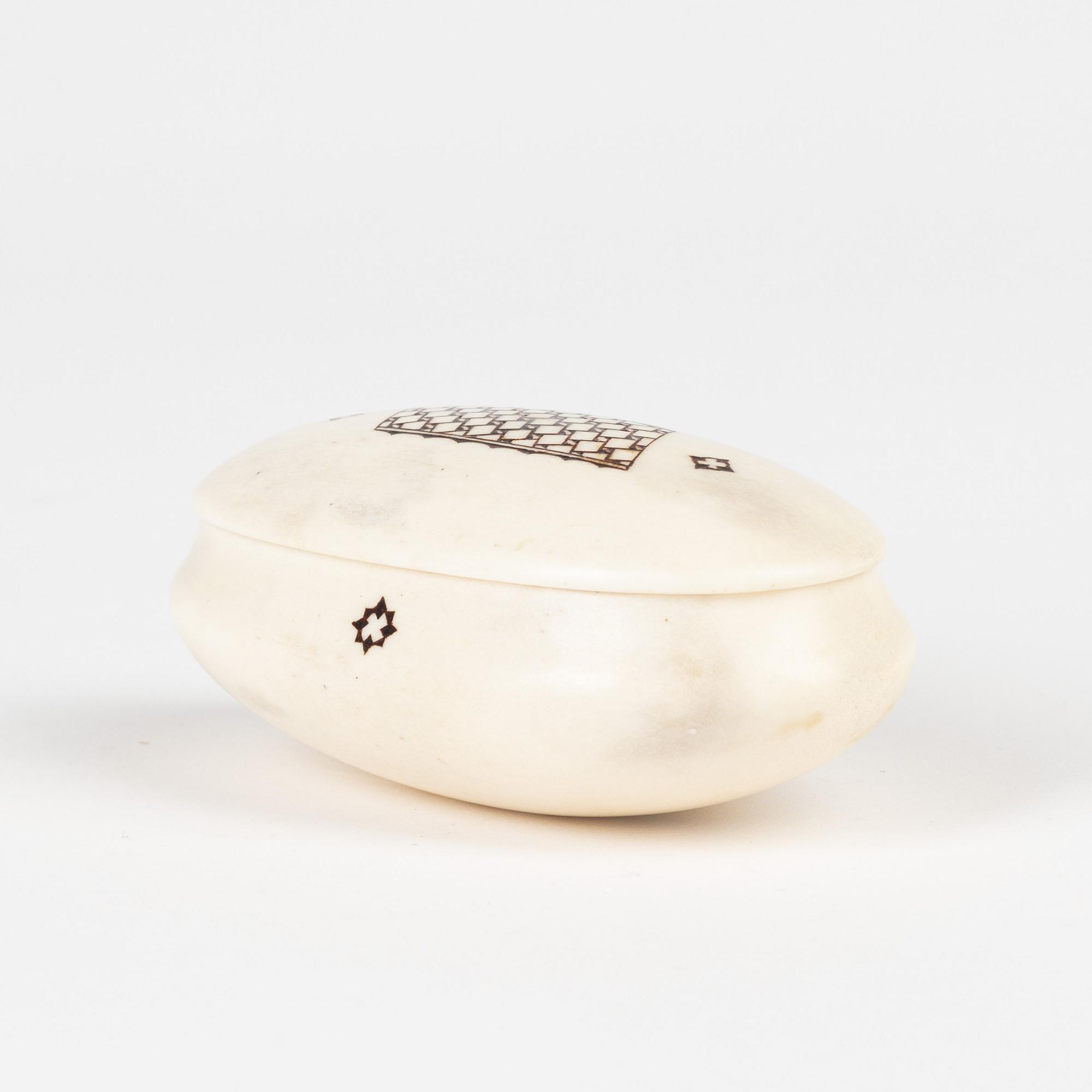 A signed reindeer hornbox with lid by Martin Kuorak.