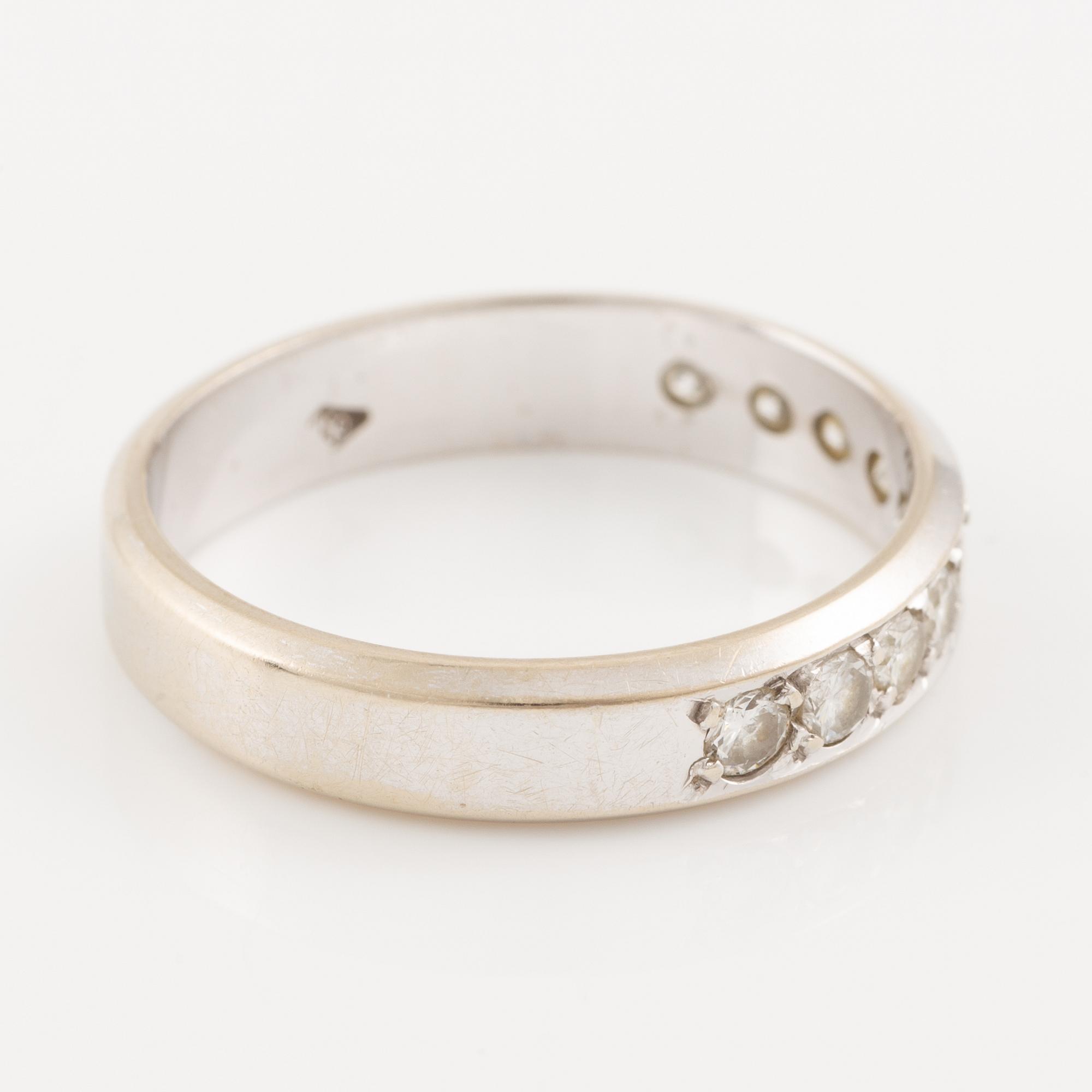 Ring 18K white gold set with round brilliant-cut diamonds.