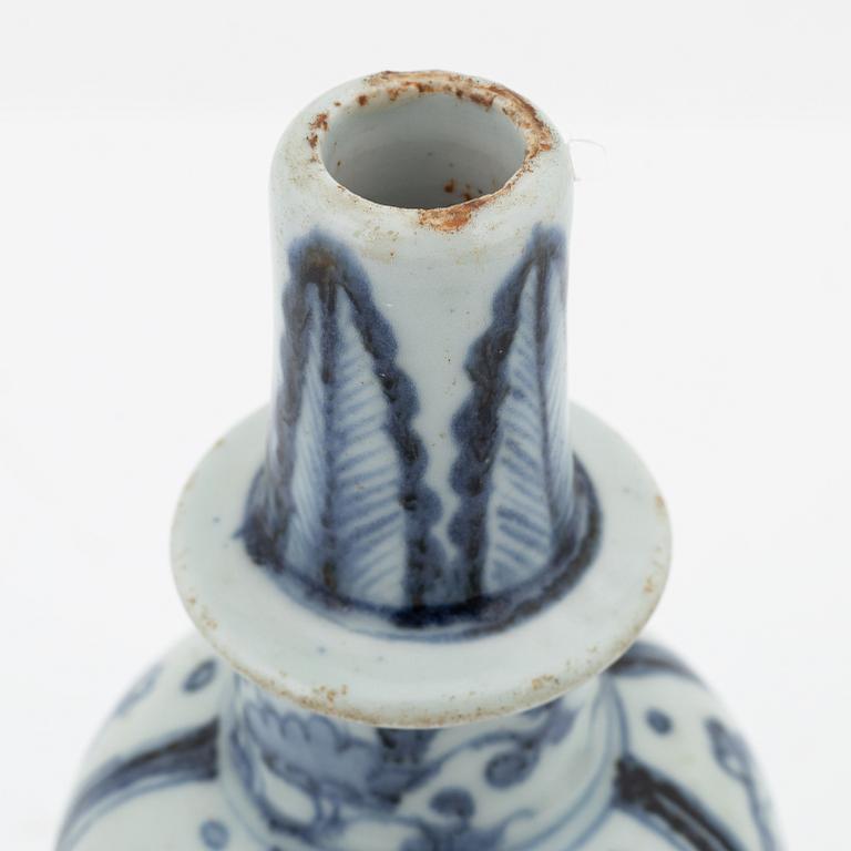 A blue and white water dropper, for the South East Asian market, circa 1900.