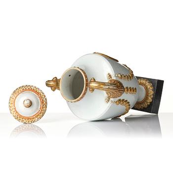 A Chinese Export jar with cover, Qing dynasty, 1790's.