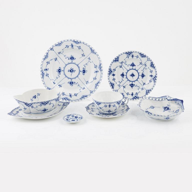 Matservis, 43 delar, porslin, "Musselmalet", Royal Copenhagen, Danmark.