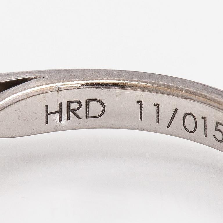 Sormus, briljanttihioitettu timantti 1,01 ct, platinaa.