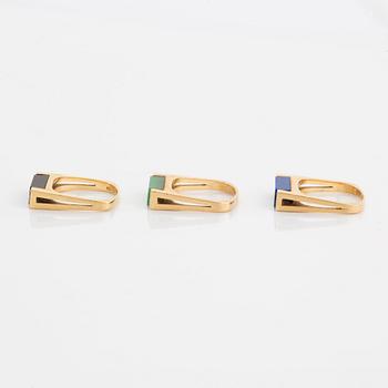 Three rings in 18K gold set with lapis lazuli, onyx and green quartz.