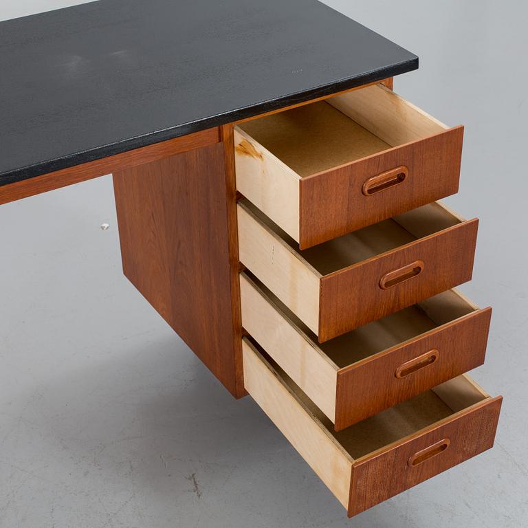 STOL Design Alfred Christensen för Slagelse mobelvaerk, Danmark, modell 370, etikettmärkt, teak samt skrivbord 1960-tal.