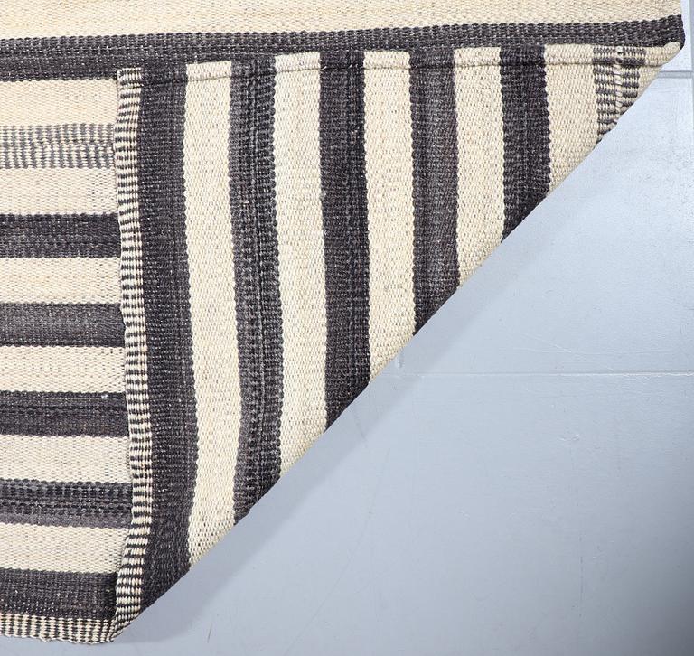 A FLATWEAVE RUG, 292 x 246 cm.