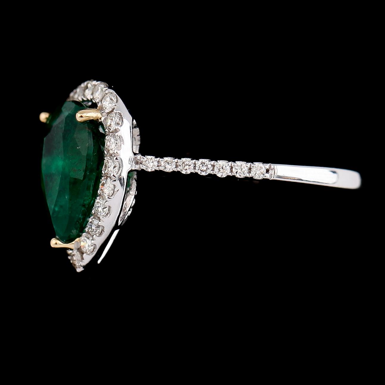 RING, 18K vitguld, smaragd ca 2.08 ct, diamanter tot ca 0.40 ct.