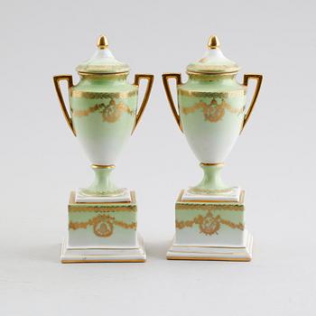 LOCKURNOR, 1 par, porslin, möjligen Italien, 1900-talets första hälft.
