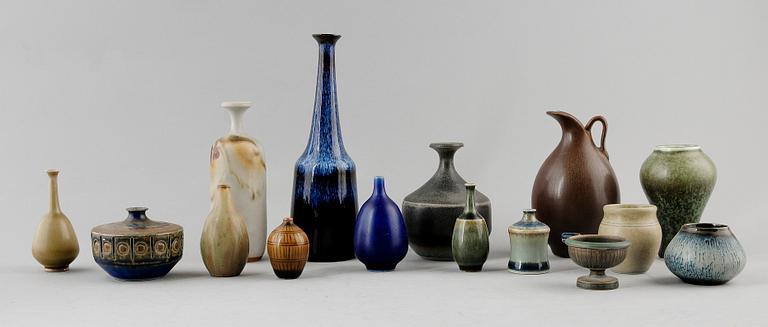 SAMLING MINIATYRVASER, 15 st, stengods, 1900-talets mitt.