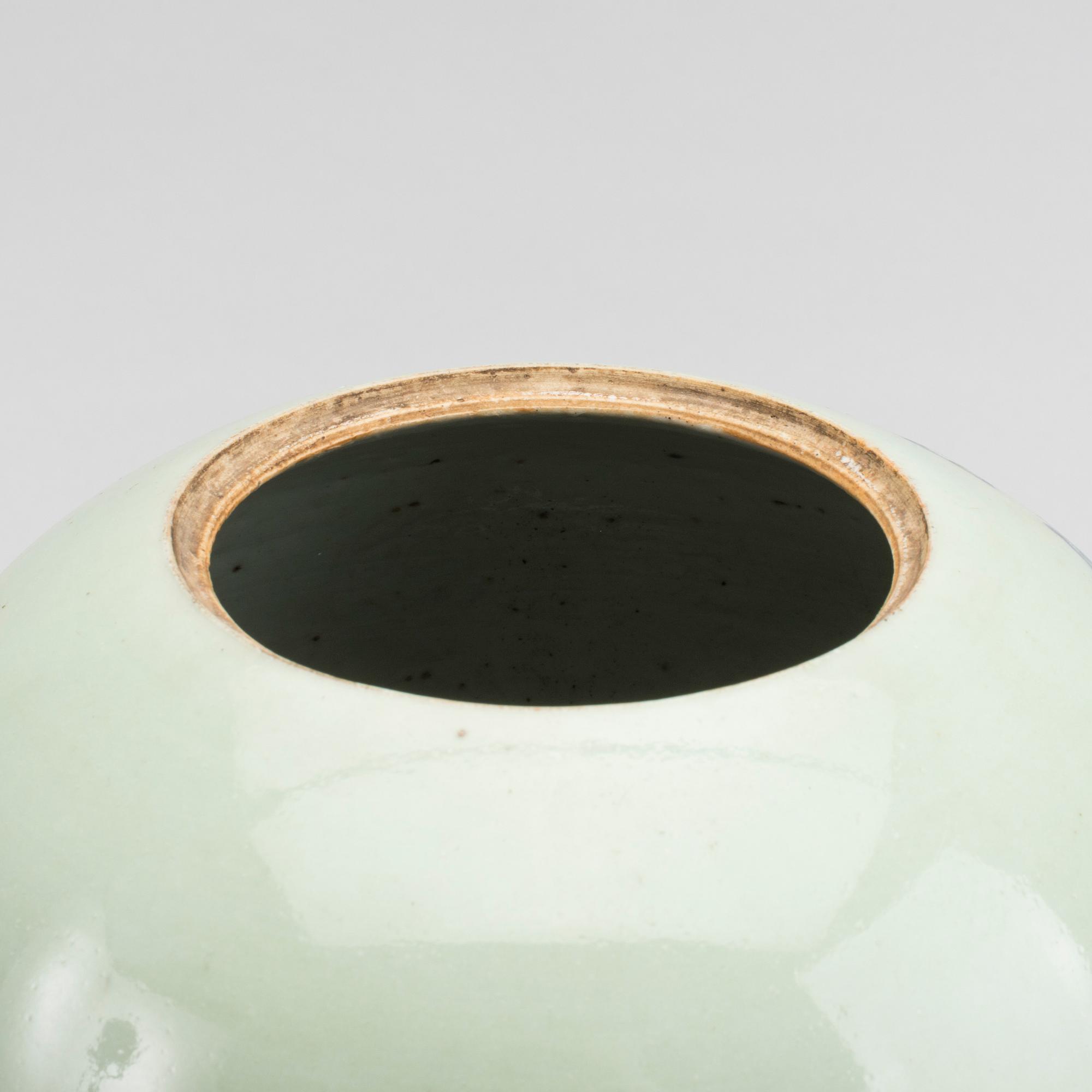 A Chinese porcelain urn, around 1900.