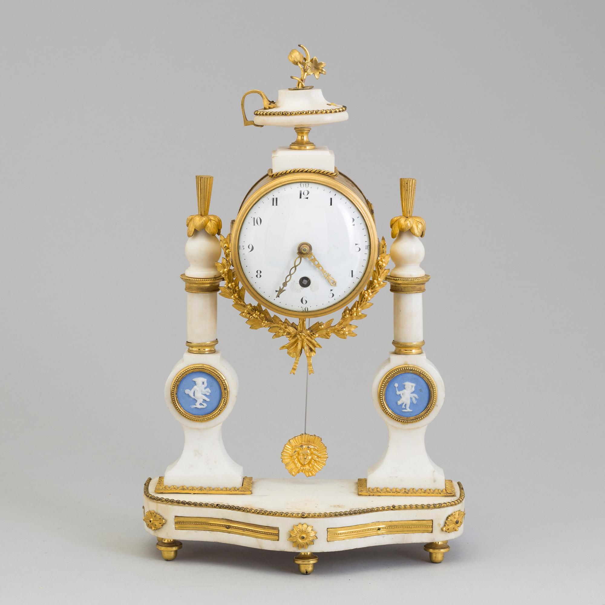 A MANTEL CLOCK, first half of the 19th century.