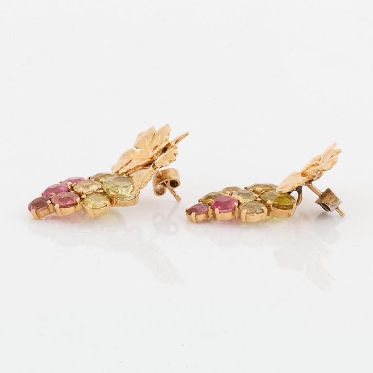 A brooch and a pair of earrings in 18K gold set with tourmalines and garnets.