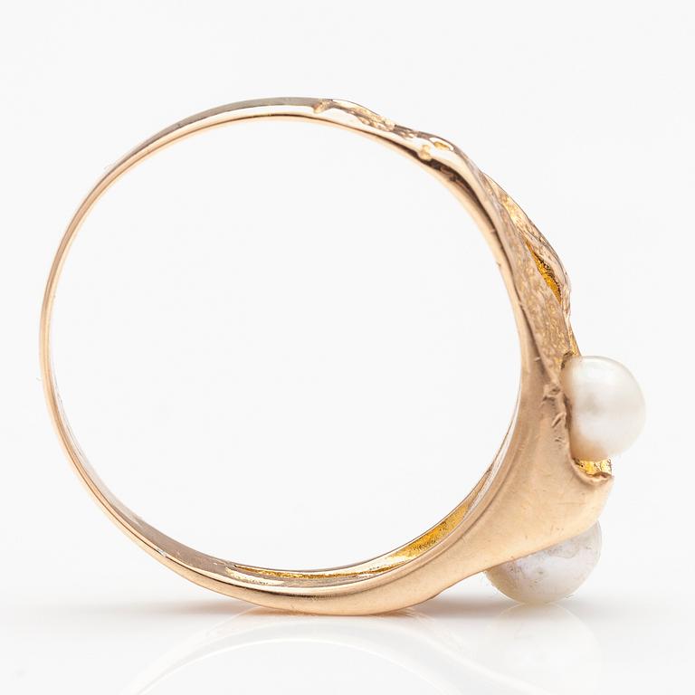 BJÖRN WECKSTRÖM, A 14K gold ring with cultured pearls. Lapponia 1974.