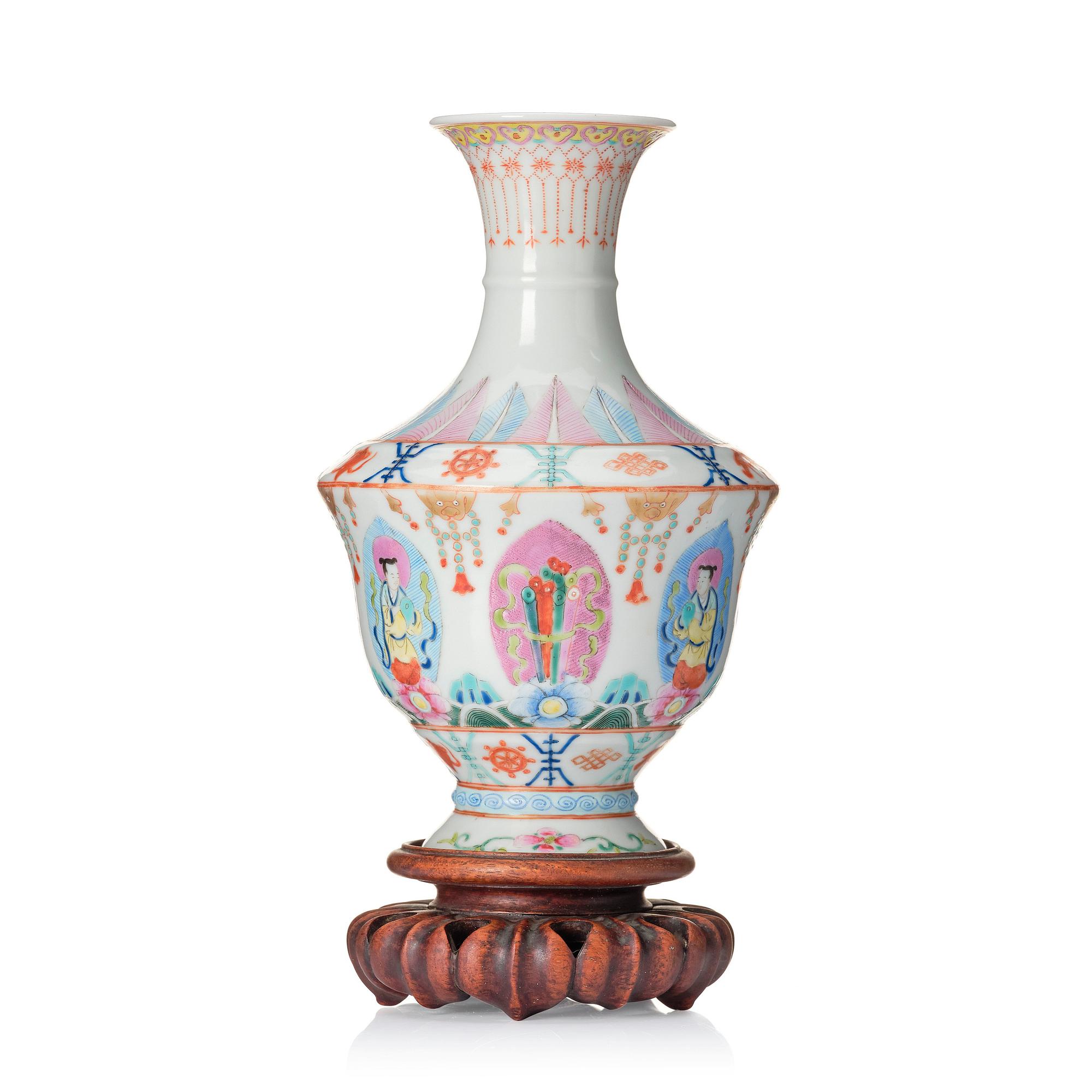 A famille rose barragon tumed vase, late Qingdynasti/Republic.