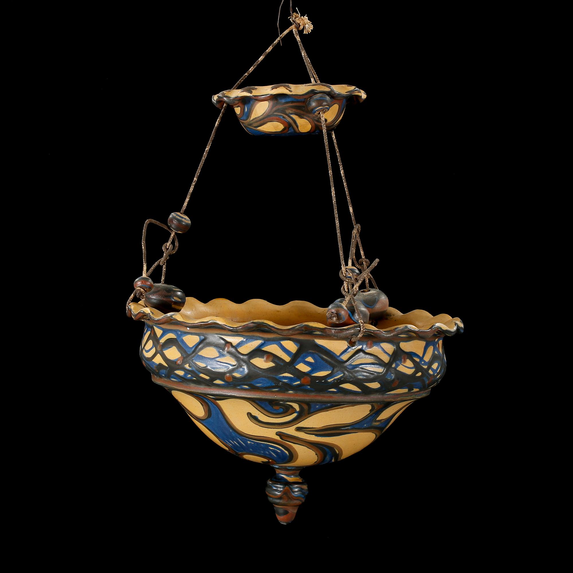 HERMAN AUGUST KÄHLER, växtampel, lergods, Danmark, 1900-talets första hälft. Höjd ca 50 cm.