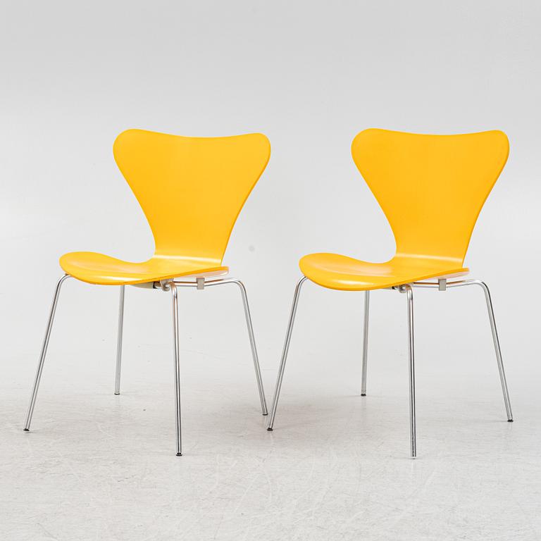 Arne Jacobsen, a set of five model 'Seven' chairs, Fritz Hansen, Denmark, dated 1976.