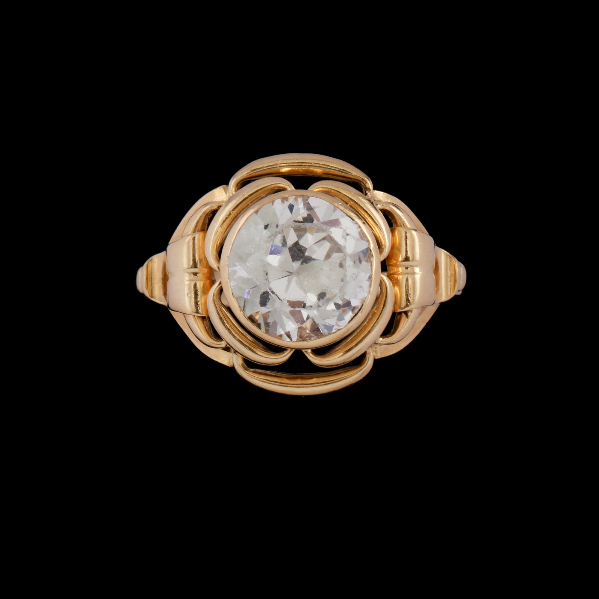 RING, 18k guld med fasettslipad bergkristall, Lars Harsheim, Göteborg, 1957. Vikt 3 g.