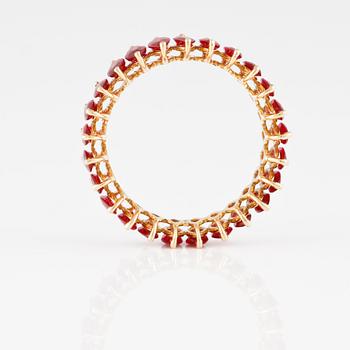 RING, 18K guld med navetteslipade rubiner ca 3,30 ct. Vikt 2,6 gram.