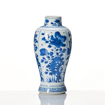 Vas, porslin. Qingdynastin, Kangxi (1662-1722.