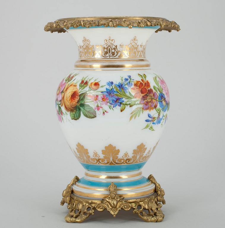 URNA, opalglas och brons, 1800-tal.