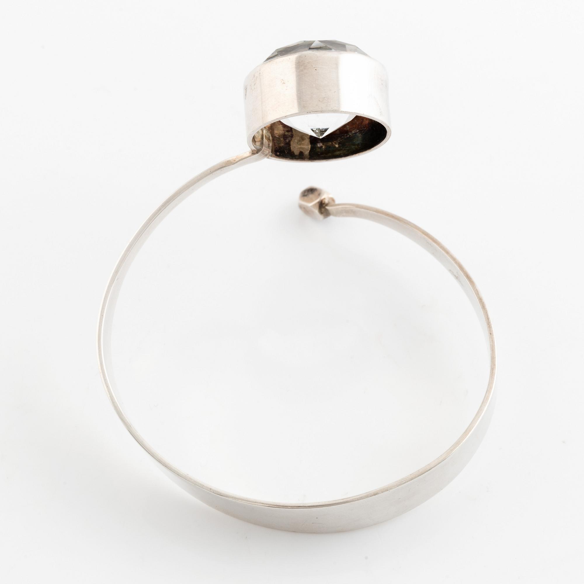 Gert Thysell, armring, silver och bergkristall, Gussi, Malmö 1973..