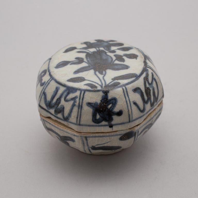 A blue and white box with cover, Ming dynasty, Wanli (1573-1620).