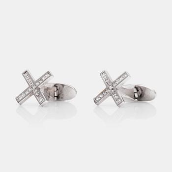 709. A pair of cufflinks with princess-cut diamonds. Total carat weight of diamonds circa 0.65 ct.