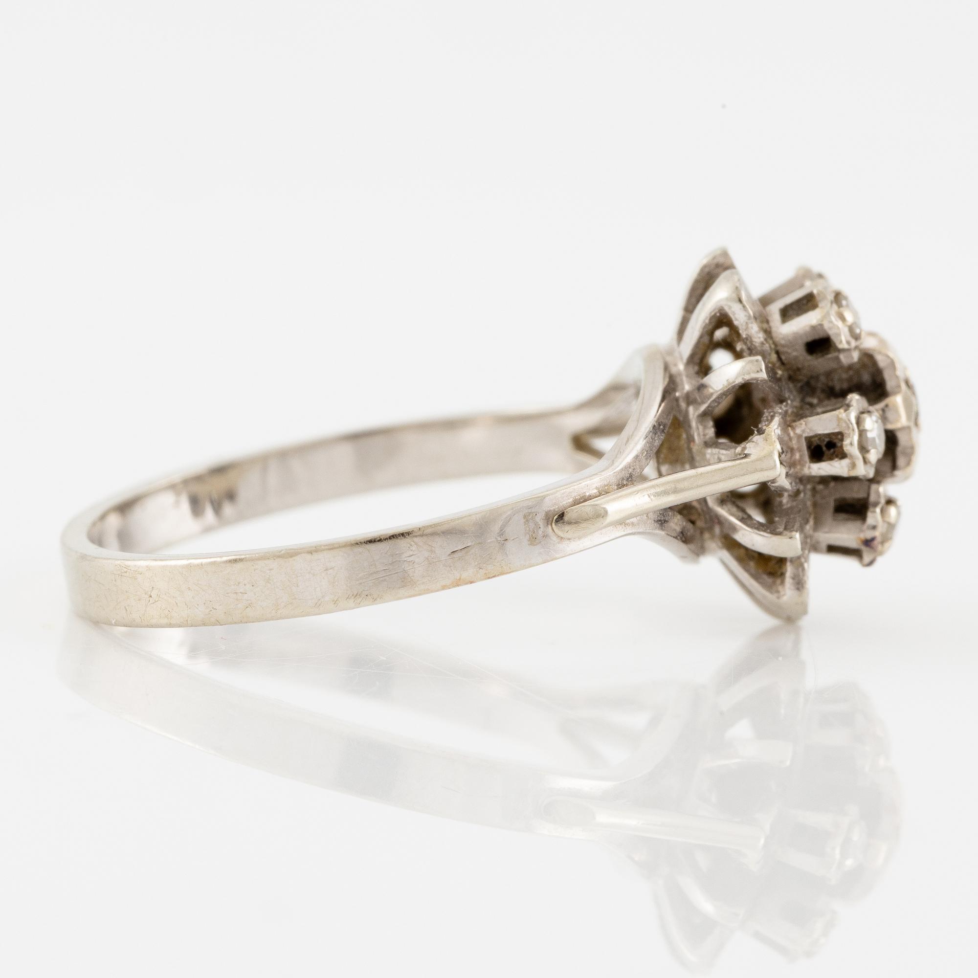 Ring, 18K vitguld med åttkantslipade diamanter.