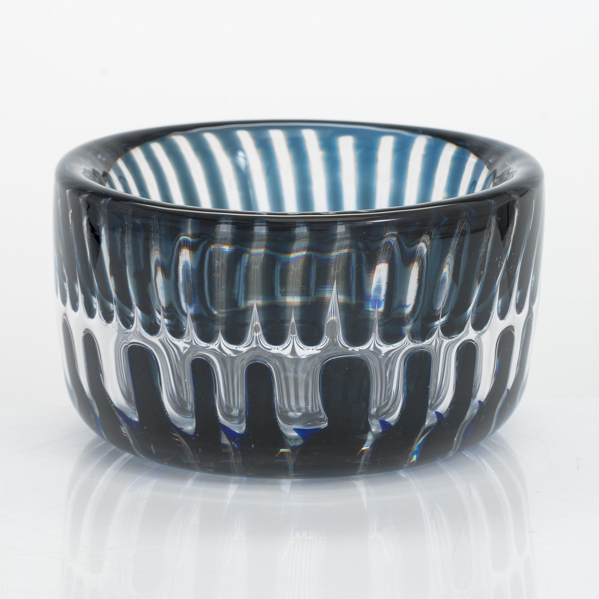 A glass bowl "Ariel" by Ingeborg Lundin for Orrefors. Signed and numbered.