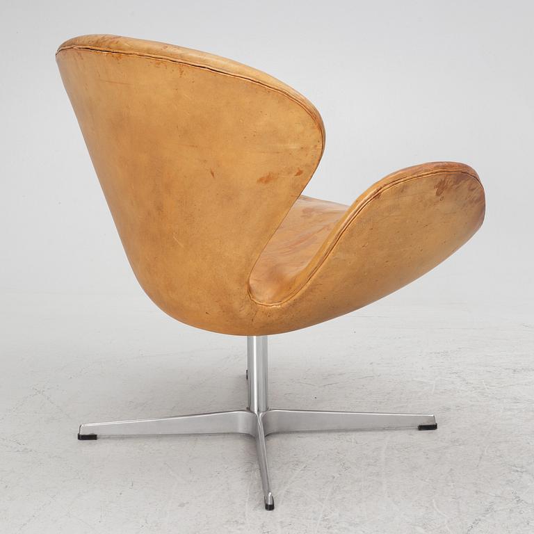 Arne Jacobsen, 'the Swan' swivel  lounge char, Fritz Hansen, 1960s.