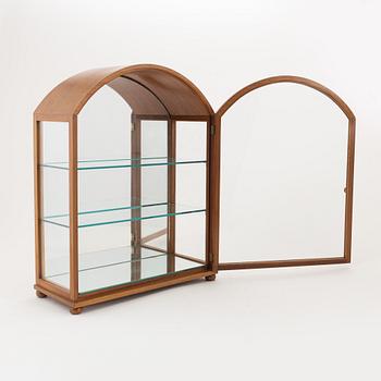 Josef Frank, bordsvitrin, modell  2070, Firma Svenskt Tenn, tillverkad innan 1985.