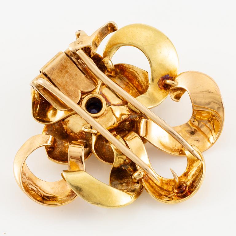 A W.A. Bolin brooch 18K gold with a cabochon-cut sapphire and rose-cut diamonds, Stockholm 1942.