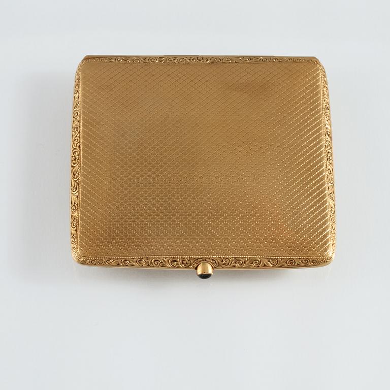 CIGARETTETUI, 14K guld med cabochonslipad safir. Vikt 92,9 gram.