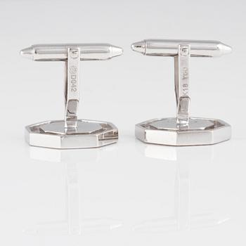 MANSCHETTKNAPPAR, 18K vitguld med briljantslipade diamanter 0.42 ct samt pärlemor. Vikt 8,5 gram.
