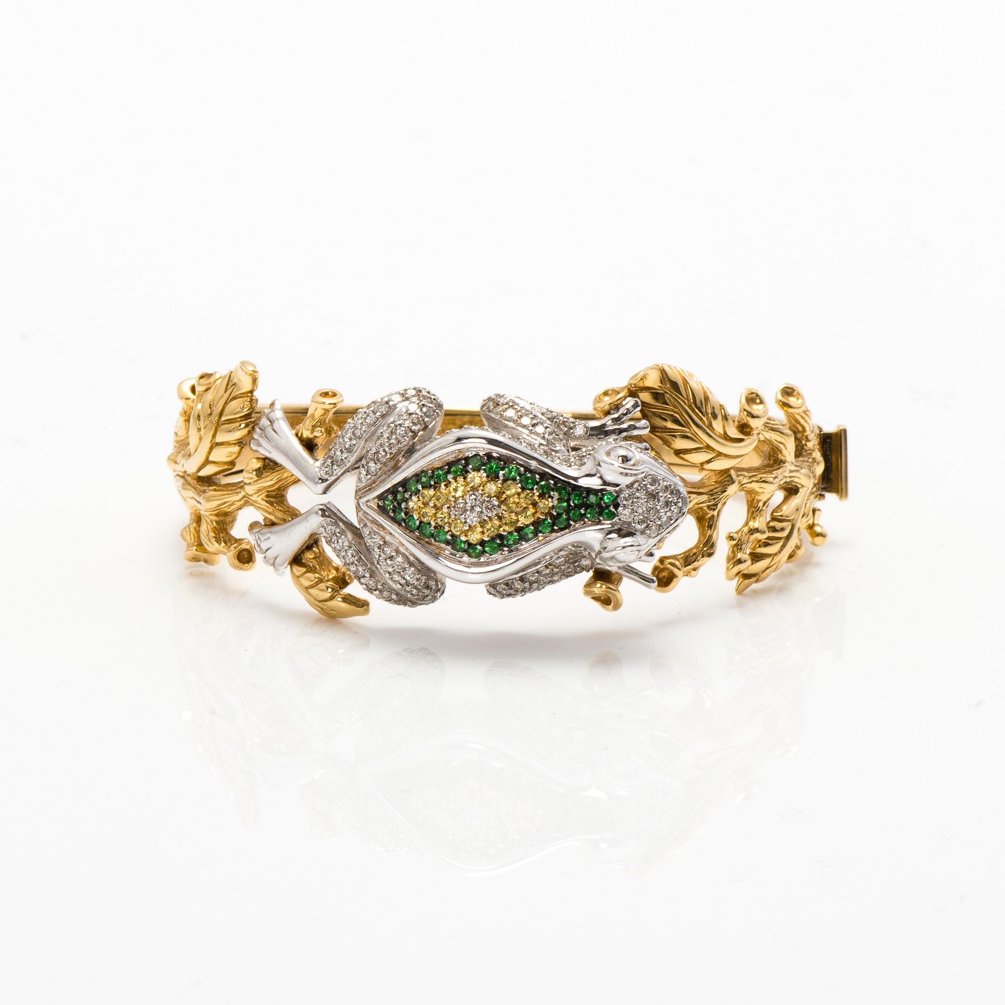 RANNEKORU, 18K valko- ja keltakultaa, timantteja n. 2.74 ct yht, vihreitä granaatteja, keltaisia safiireja.