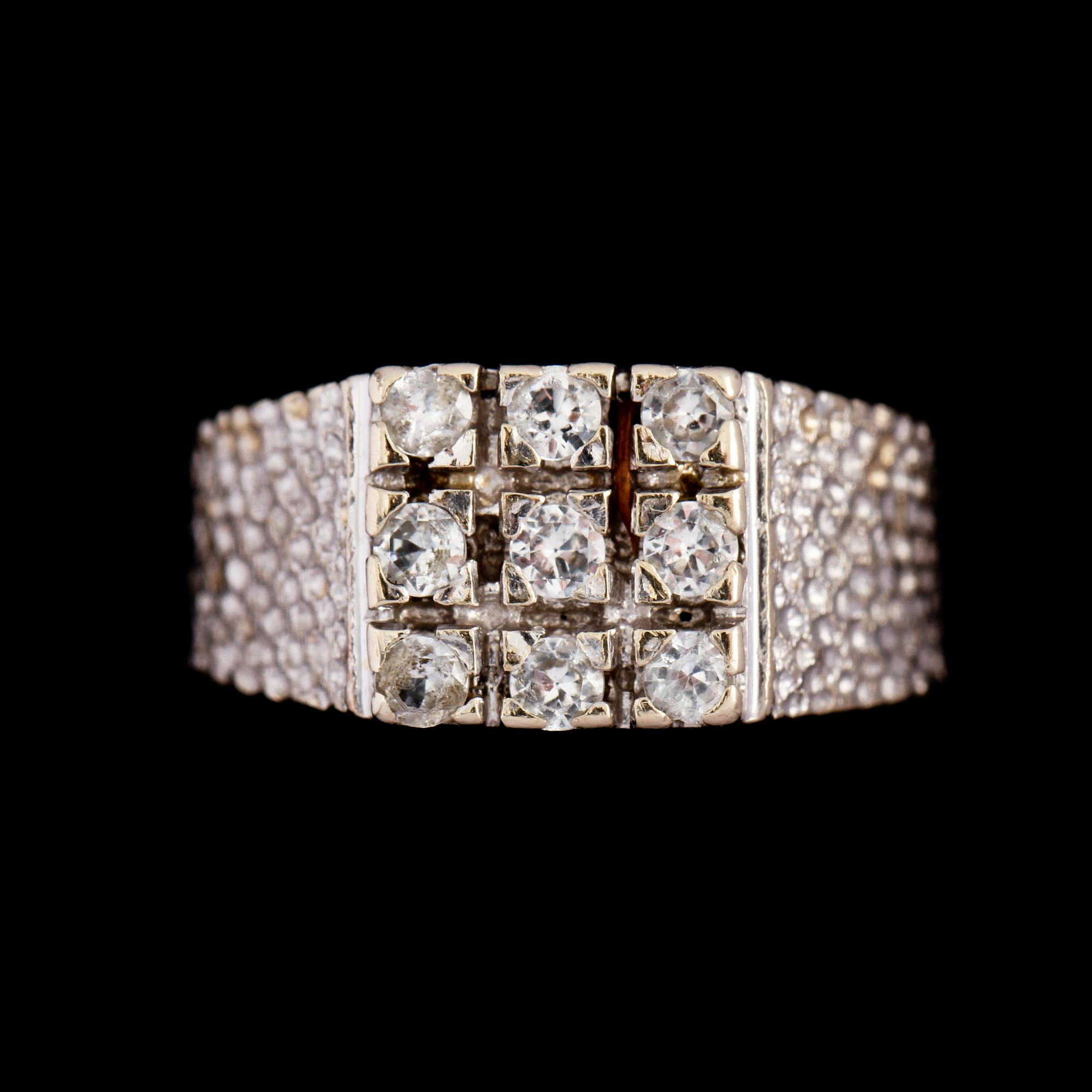 RING, 14K guld med 9 briljantslipade vita stenar. Vikt 3,2 g.