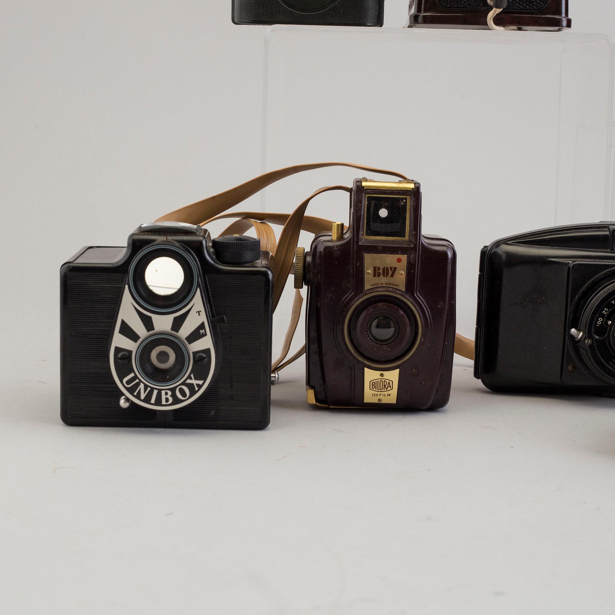 A set of 11 cameras, bakelite and plastic, 20th century.