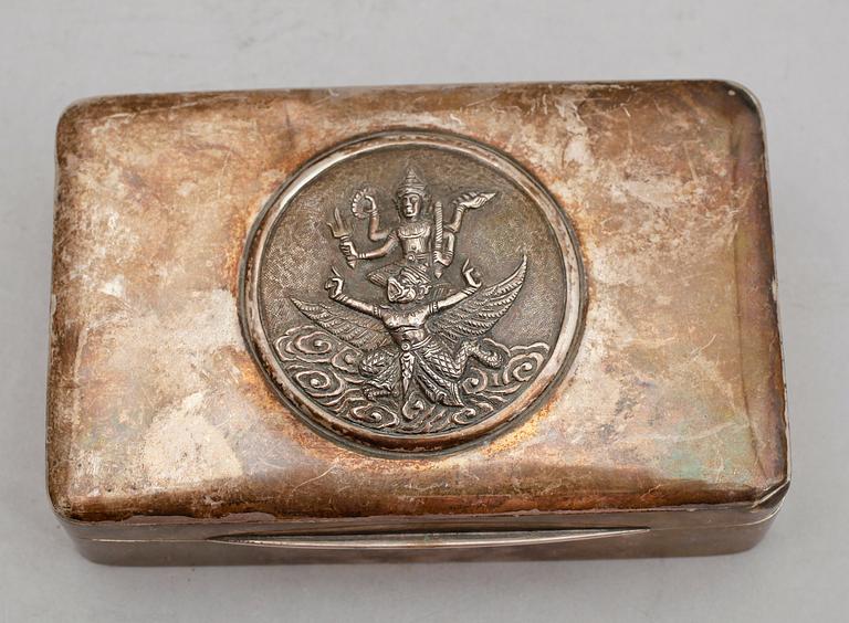 CIGARRLÅDA,  sterlingsilver, Siam, 1900-talets första hälft. Vikt med inredning ca 282 g.