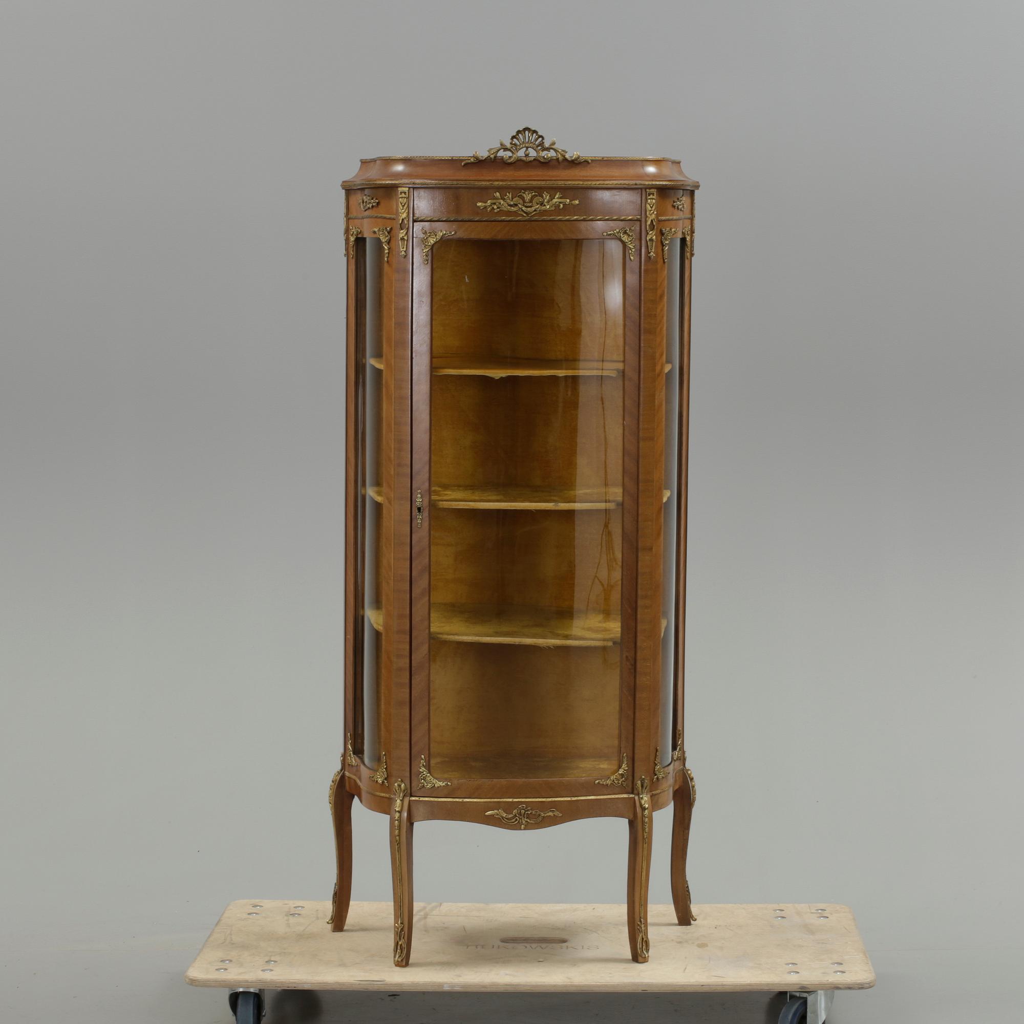 VITRINSKÅP, gustaviansk stil. 1900-tal.