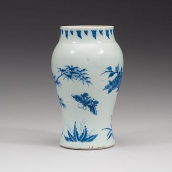 A blue and white Transitional vase, 17th Century.