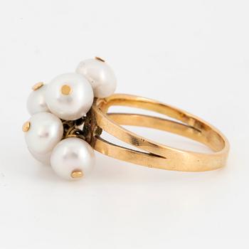 18K gold ring with pearls.