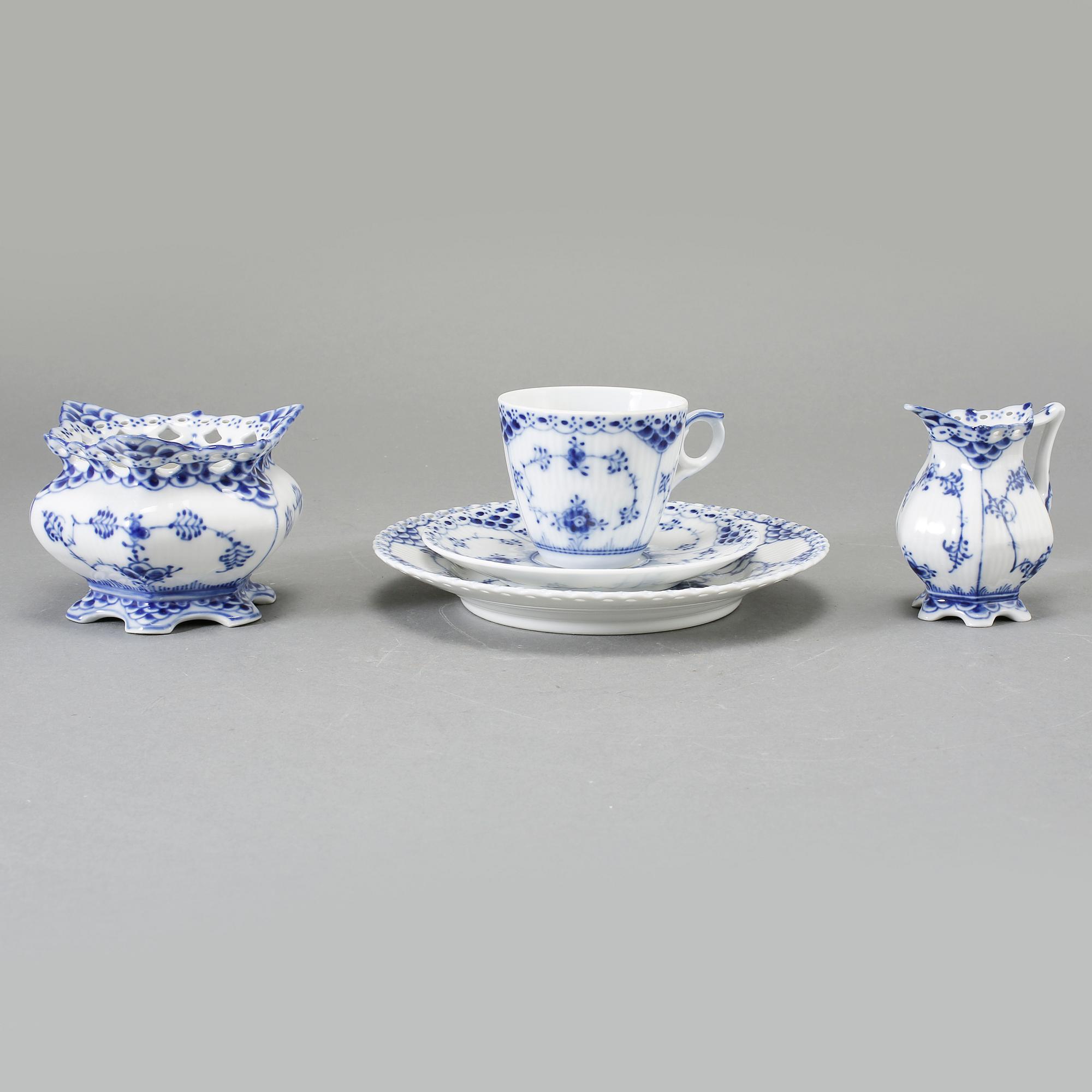 SERVISDELAR, 22 st, porslin, "Musselmalet", Royal Copenhagen, 1900-talets andra hälft.