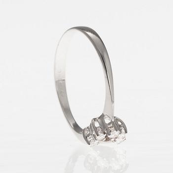 RING, 18K vitguld, fem diamanter, otydliga finska stämplar. Vikt 1,9 g.