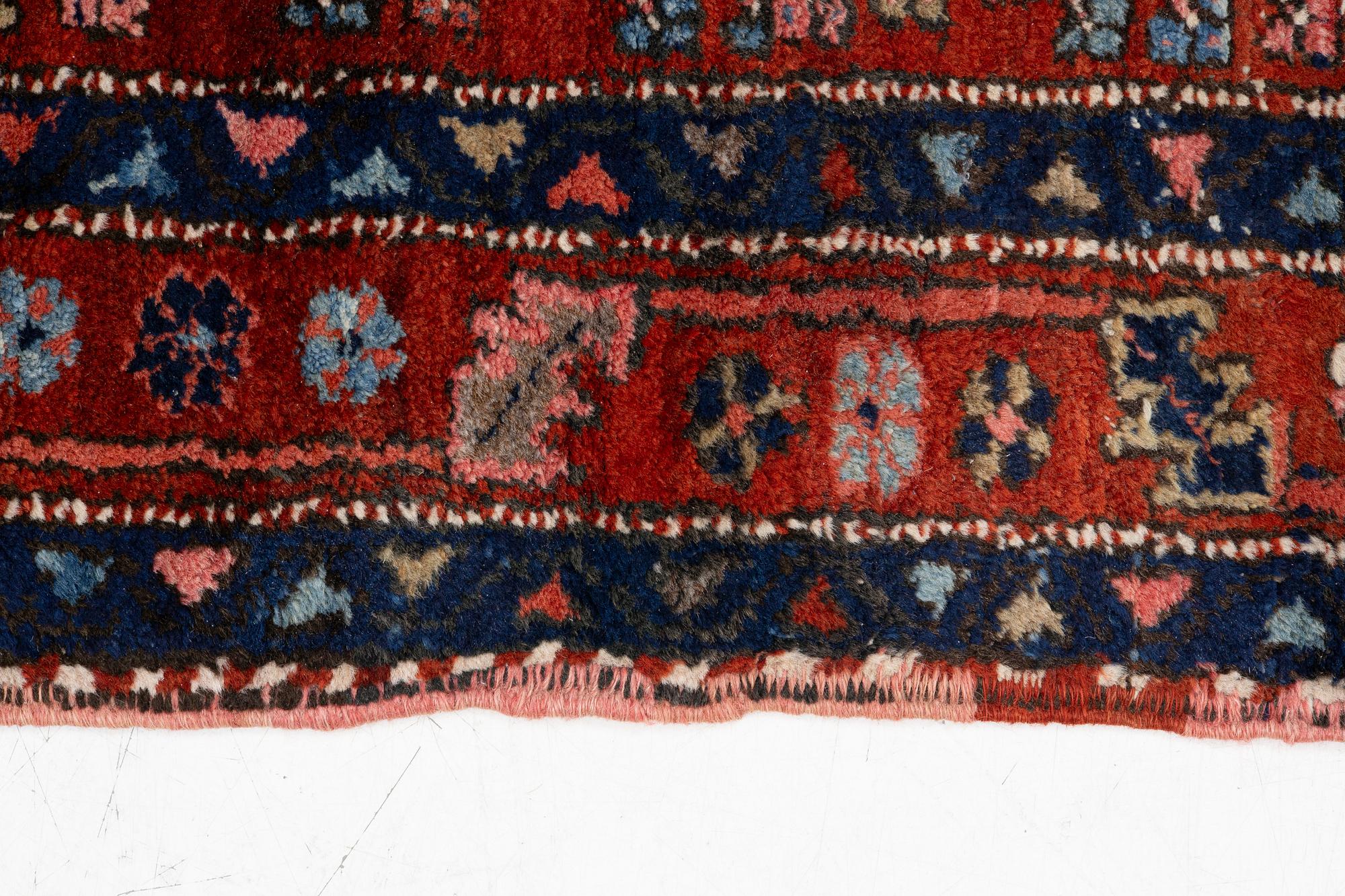 A runner carpet, 435 x 108 cm.