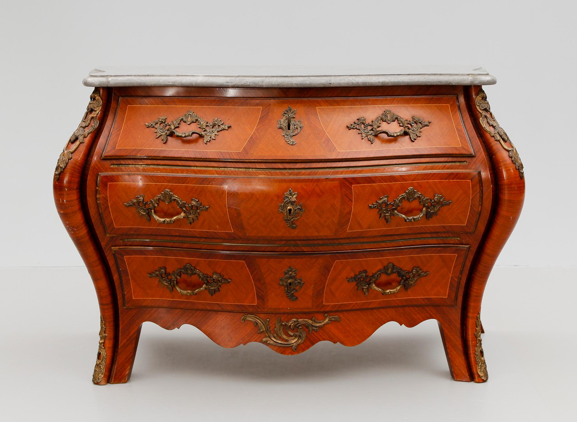 BYRÅ, rokokostil, 1900-talets mitt.