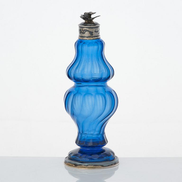 Lornez Vick (verksam i Ulricehamn 1766-1808), ättiksflaska med blått glas, silverpropp och fot. Rokoko.
