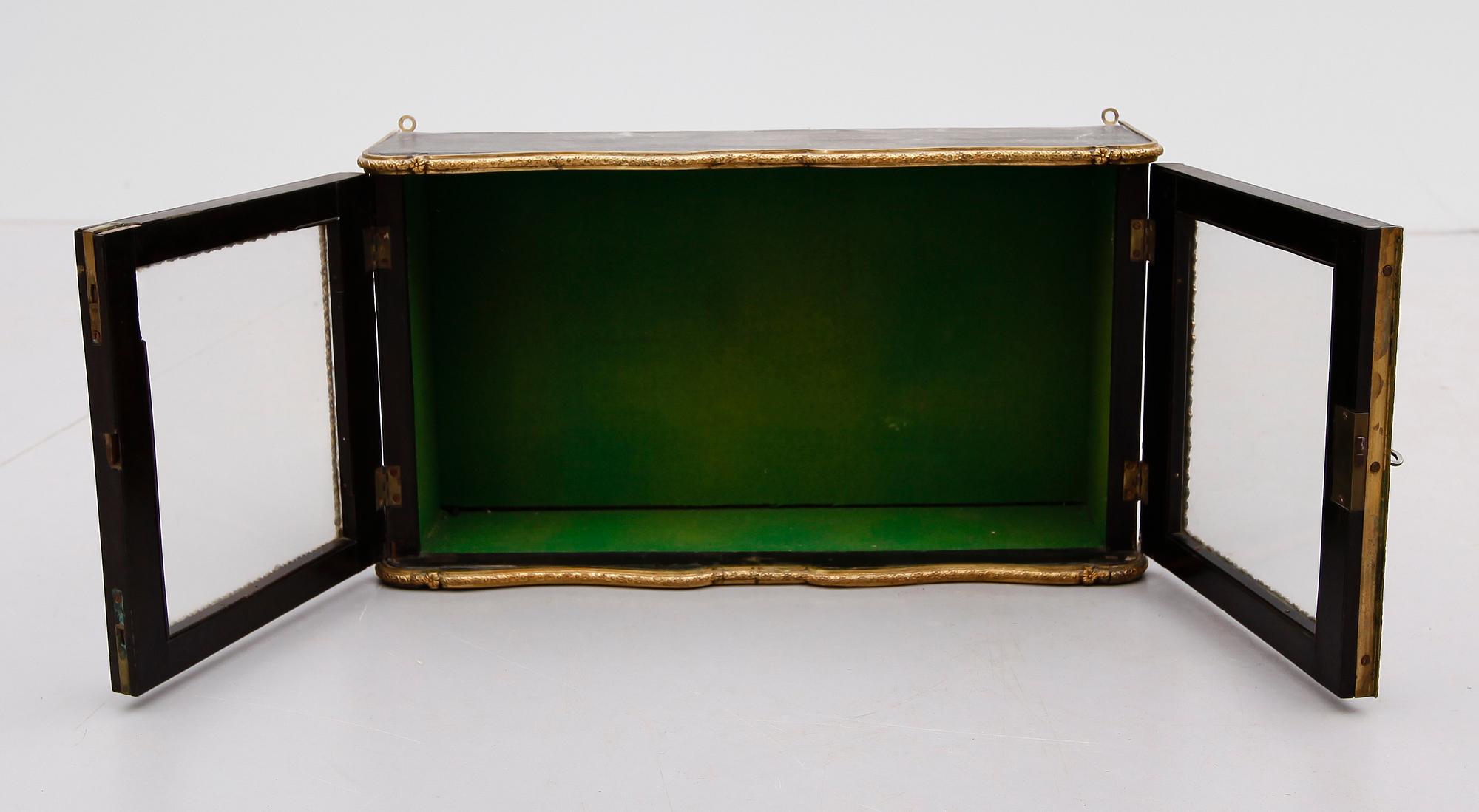 VÄGGVITRINSKÅP, omkring år 1900.