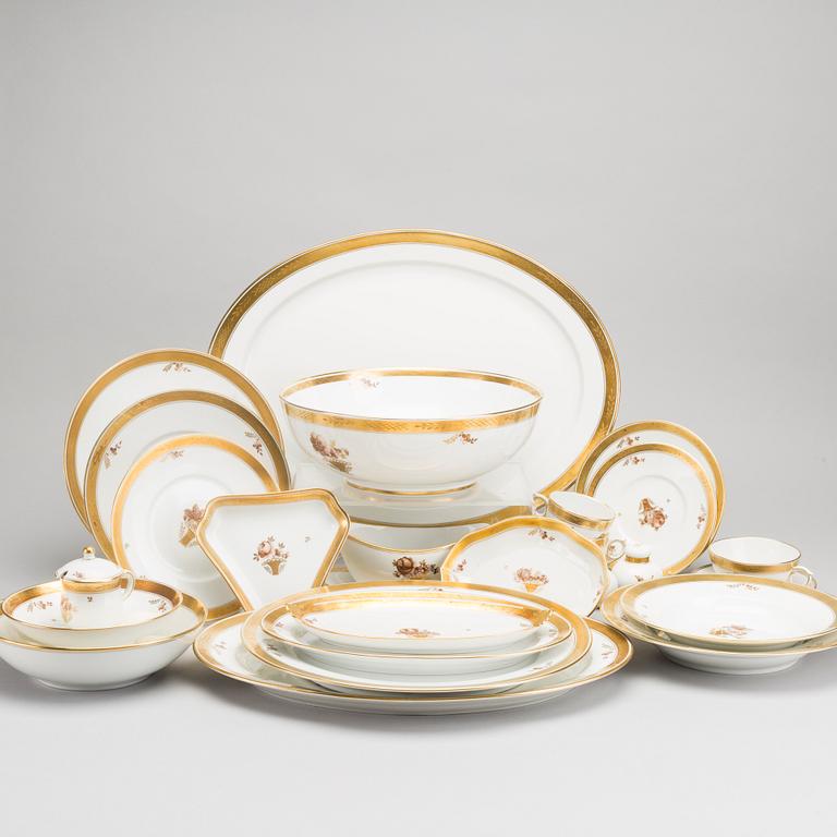 A 161 pcs Royal Copehagen Guldkurv porcelain dinner service.