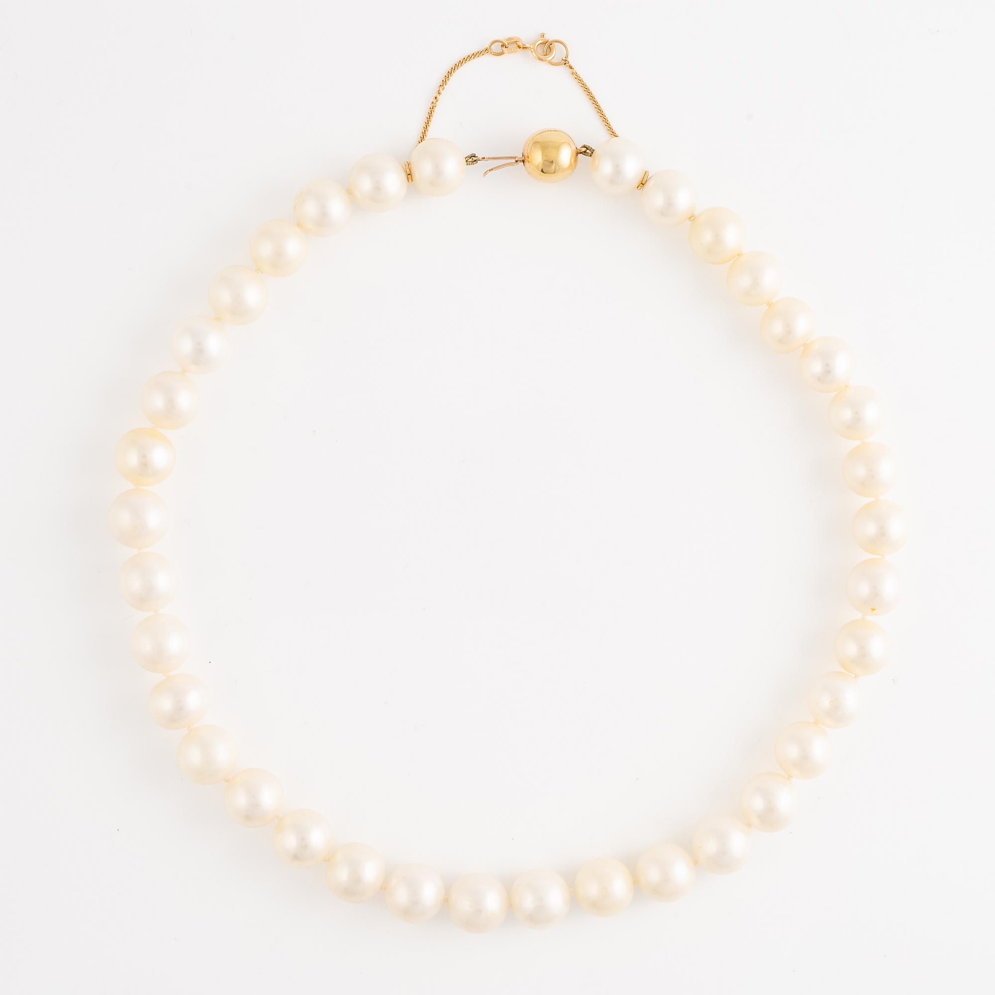 Necklace, cultured freshwater pearls, clasp 14K gold.